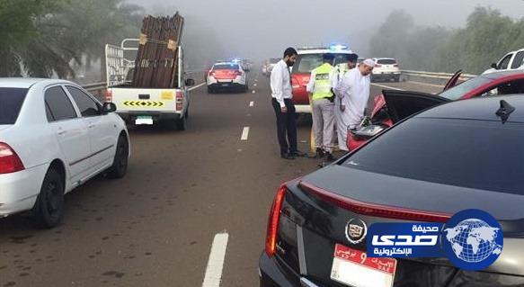 سائق يسير ببطيء يتسبب في حادث تصادم لـ 4 سيارات وإصابة 26 شخصاً