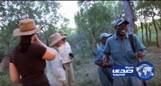 بالفيديو ..لحظة مطاردة وحيد القرن للسياح في جنوب أفريقيا