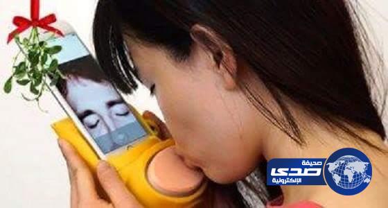 بالفيديو.. فتاة صينية تطور جهازا يساعد على التقبيل عن بعد