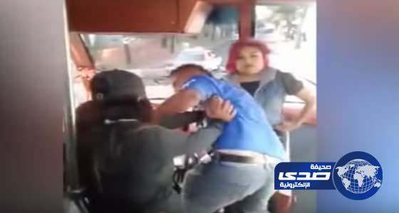 فيديو صادم..سائق  يفاجأ بزوجته وعشيقته في نفس الحافلة ..هذا ماحدث لهم !!