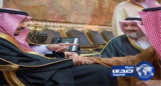 خالد بن طلال في تغريدة طريفة: استأذنتُ الملك سلمان في تقبيل يده ولكن خفت من الفغم