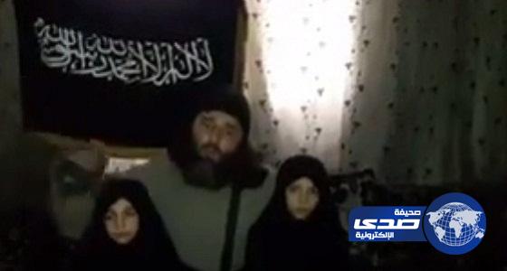بالفيديو: أب داعشي يحث طفلتيه على تفجير نفسيهما في مركز شرطة