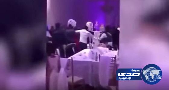 بالفيديو: شاب يقوم بتوزيع صور فاضحة لحبيبته يوم زفافها ويقلب العرس لمشاجرة