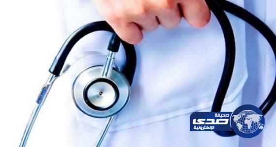 مواطنة تتهم طبيب بالتسبب في خطأ طبي والأخير يغادر المملكة