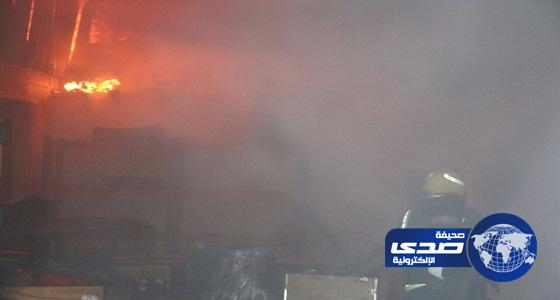 الدفاع المدني يخمد حريقاً اندلع بمستودع قطع غيار في مكة