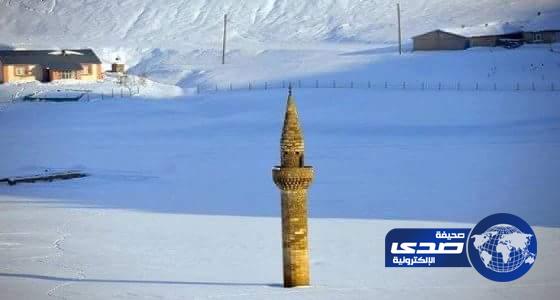 بالصورة..مئذنة مسجد محاطة بالثلوج تبهر الزوار في تركيا