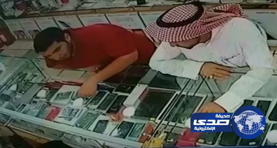 بالفيديو.. لص يغافل بائعًا ويسرق هاتفًا من محل جوالات فى مكة