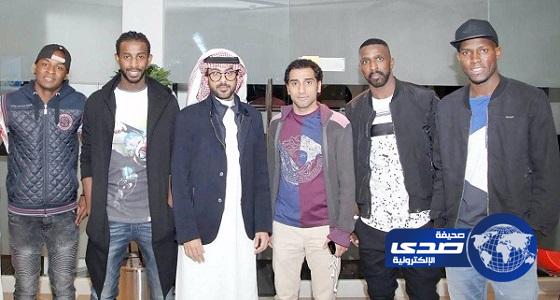 رباعي النصر ولاعب الهلال يوقعون عقود وكالة جديدة