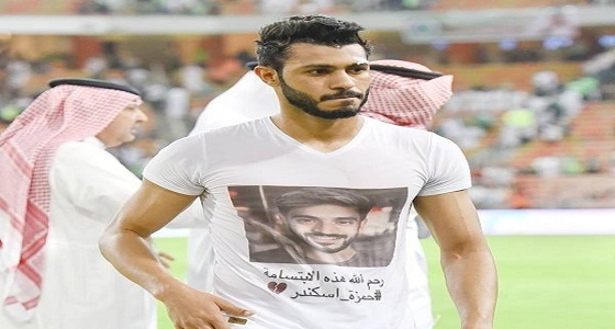 مدافع الأهلي يحمل صورة قاهر السرطان