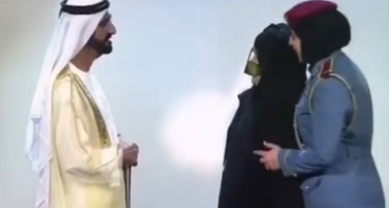 بالفيديو.. شرطية إماراتية تتنازل عن ميدالية تكريمها لأمها