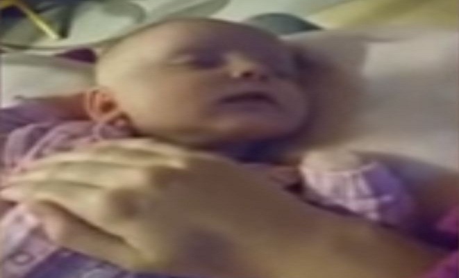 بالفيديو.. لإنقاذ طفلتها الرضيعة تضطر لضربها مرتين يومياً!
