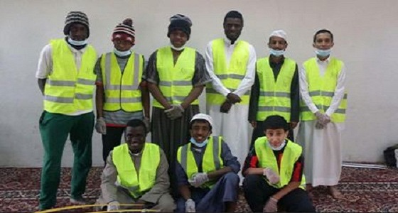 بالصور.. شباب يتطوعون وينظفون مسجداً على طريق الرياض – الطائف