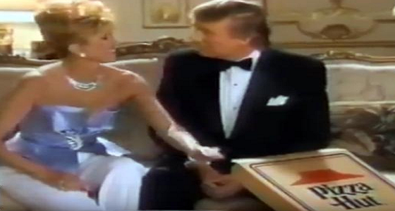 ترامب يظهر مع زوجته الأولى “ايفا” بإعلان قديم لأحد متاجر البيتزا