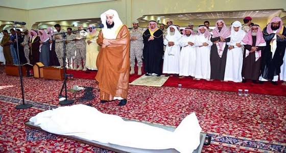 بالصور.. أمير نجران يتقدم المصلين على جثمان الشهيد “محمد حريصي”