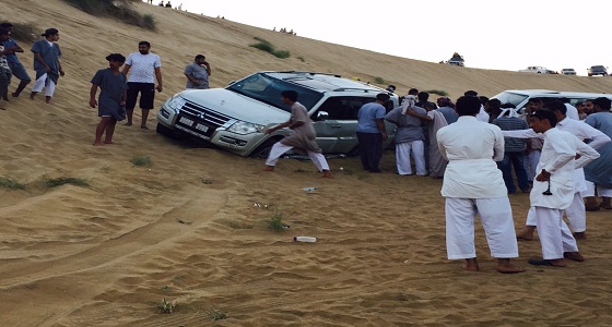 “هواية التطعيس والتحدي” في رمال ناوان بتهامة الباحه تنتهي بانقلاب مركبه 