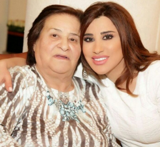 نجوى كرم مع أمها..