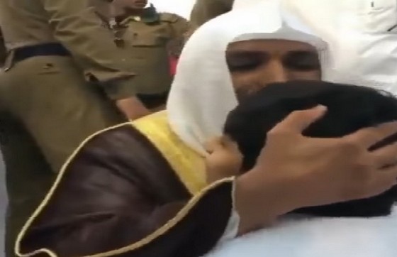 بالفيديو.. إمام الحرم المكي يقبل رأس الطواف المعاق ويسأله الدعاء