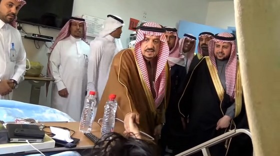 بالفيديو ..لفتة إنسانية من أمير الرياض مع شاب منوم بمستشفى منذ 15 عامًا