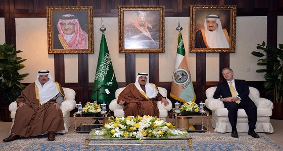 بالصور .. سمو الأمير متعب بن عبدالله يقلد مدير مشروع التطوير رتبته الجديدة