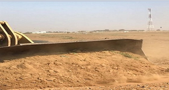 بلدية القوز تزيل تعديات مواطن على أراضي حكومية