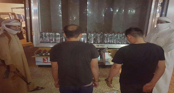 بالصور.. القبض على وافدين آسيويَّيْن يديران مصنع خمور في وادي الدواسر