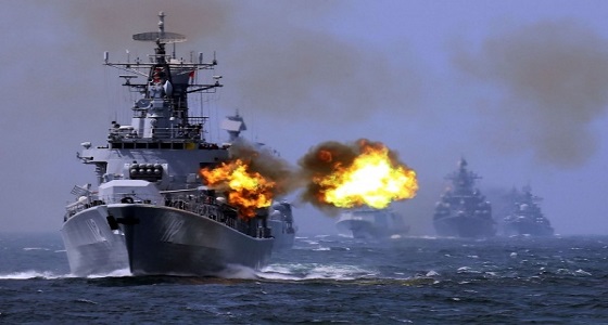 البحرية الأمريكية تطلق نيرانها التحذيرية صوب قوارب إيرانية بمضيق هرمز