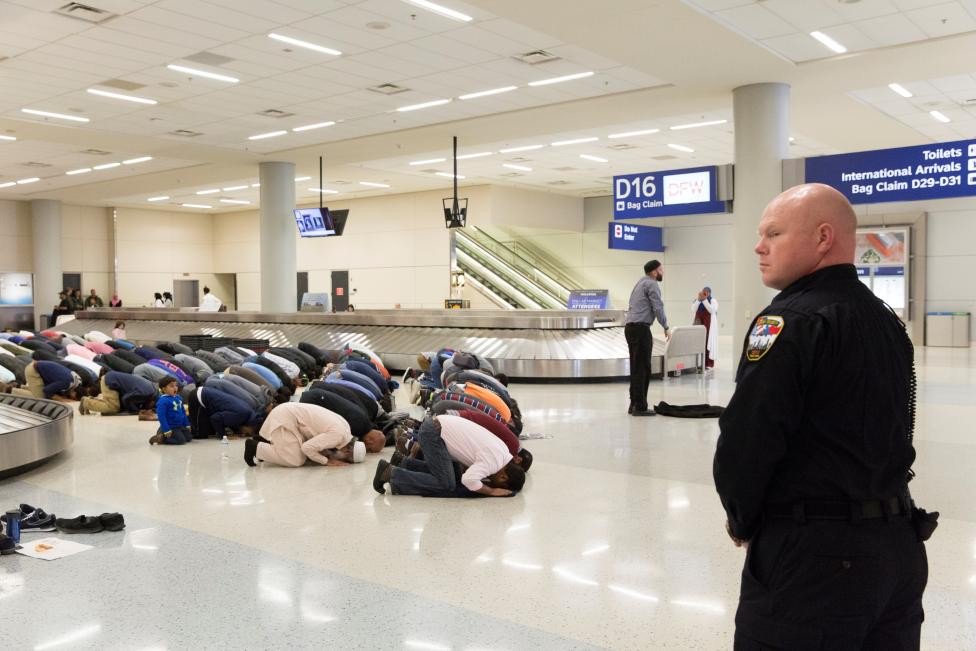 مسلمون يصلون داخل مطار دالاس مع استمرار قرار ترامب