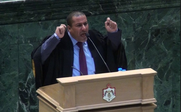 نائب أردني: الحكومة ستجبر المواطنين على ارتداء « تنانير بدون جيوب »
