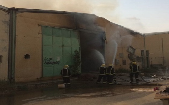 بالصور.. مدني الرياض يخمد حريقاً في منجرة أخشاب