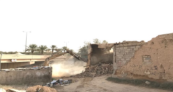 بالصور.. أمانة الرياض تزيل مباني طينية بحي العريجاء القديم