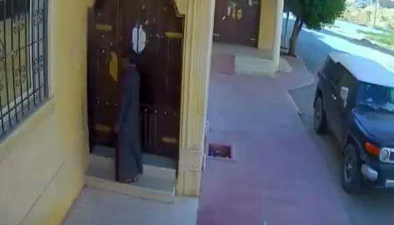 بالفيديو .. شاب يسرق جهاز تشغيل السماعات في أحد مساجد الرياض