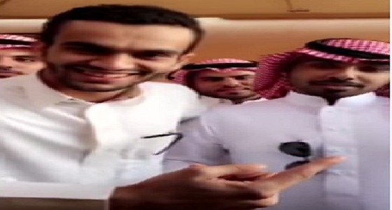 بالفيديو.. العودة مداعبا شاب بسؤاله عن اسم زوجته