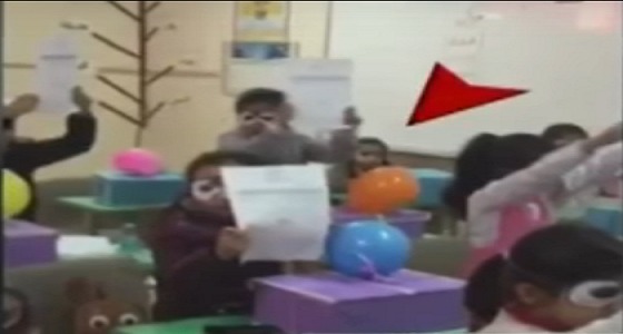 بالفيديو.. معلمة تحرم تلميذة من الاحتفال بنجاحها مع زميلاتها