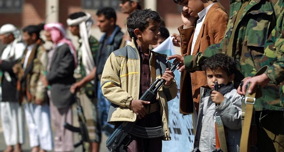 ميليشيا الانقلاب تجبر اليمنيين على التظاهر بالفرح عند مقتل أطفالهم المجندين