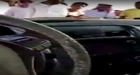 بالفيديو.. شاب يتعرض لحادث ويصور نفسه وهو عالق بالسيارة