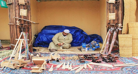 بالصور .. حرفيون حرص  « ربيع النعيرية »  يدعم استمرار الحرف