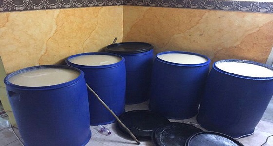 بالصور…مداهمة مصنع خمور ومصادرة 200 عبوة معدة للترويج بجازان