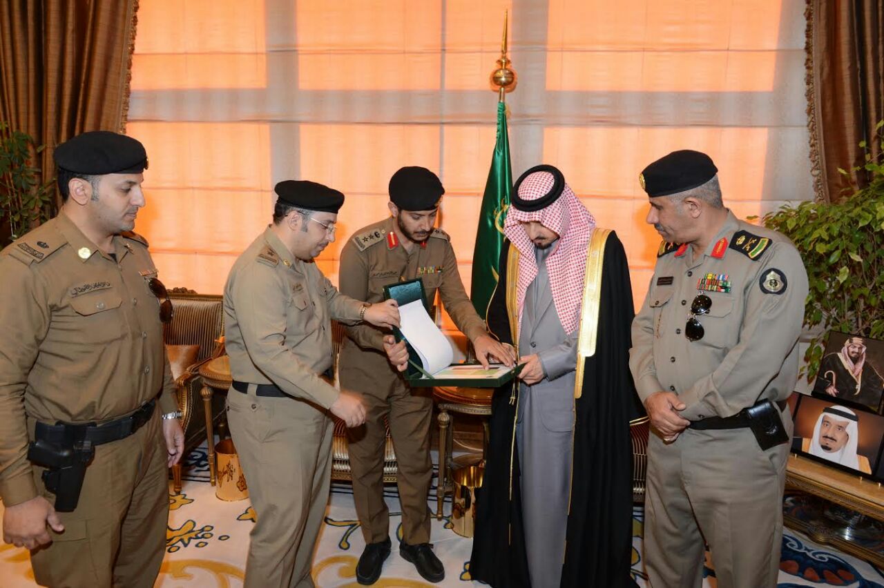 أمير عسير يتسلم التقرير السنوي لإدارة مرور المنطقة