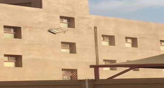 تعليم جازان يشكل لجنة للتحقيق في واقعة رمي الطاولات المدرسية