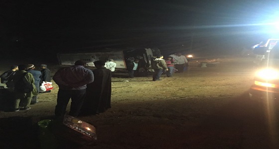 بالصور .. اصابة 4 آسيويين بحادث إنقلاب حافلة بالرياض