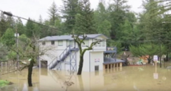 بالفيديو: الفيضانات تغرق مئات المنازل وتتسبب فى إجلاء آلاف المواطنين بكاليفورنيا