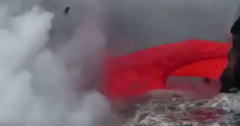 بالفيديو.. سائح يوثق أطنان من الحمم البركانية تتدفق في عرض البحر بشواطئ هاواي