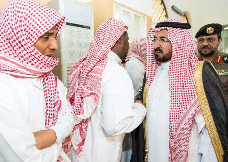 بالصور.. وكيل إمارة الباحة يؤدي صلاة الميت على الشهيد ” العمري “