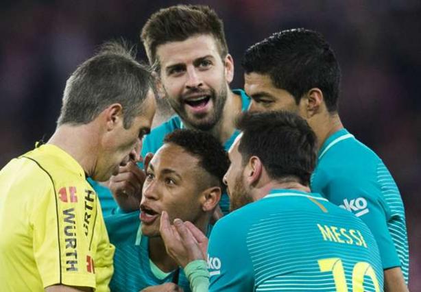 برشلونة يحذر بيكيه من انتقاد الحكام