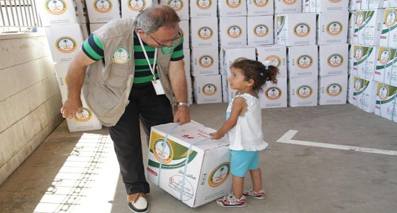 مركز الملك سلمان للإغاثة يبدأ توزيع السلال الغذائية في إدلب وحلب وحماة واللاذقية
