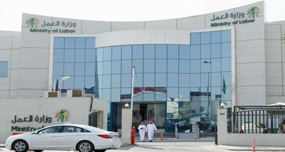 العمل تودع مبالغ دعم الكهرباء في حسابات المستفيدين