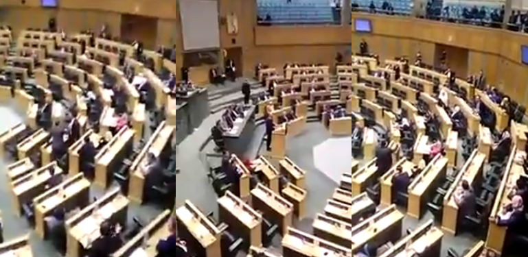 بالفيديو.. معركة بالأيدي داخل برلمان الأردن بسبب جماعة « الإخوان »