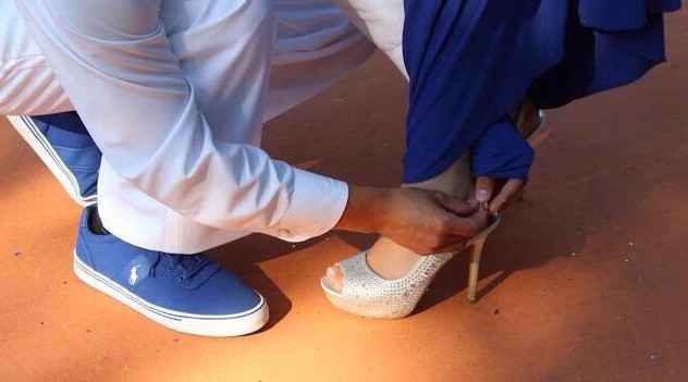 ربط الزوج لزوجته الحذاء بين مؤيد ومعارض ذلك النوع من الحب والرومانسية!