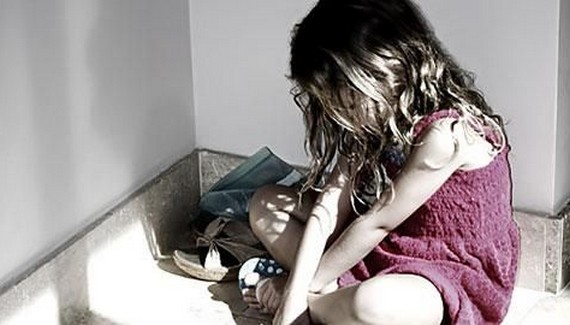 أم تقدم طفلتيها  ” هدية ” لصديقها لكي يغتصبهما كل ليلة