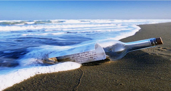 رسائل البحر.. امرأة تجد زجاجة على شاطئ تنتظرها من سنين